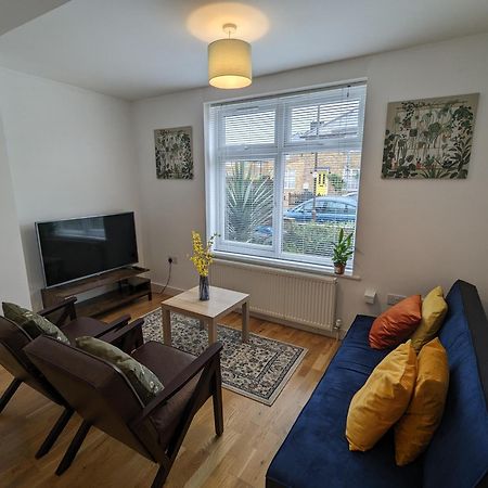 Fantastic 3-Bedroom House In London Morden  外观 照片