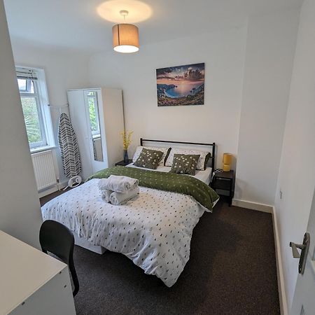 Fantastic 3-Bedroom House In London Morden  外观 照片