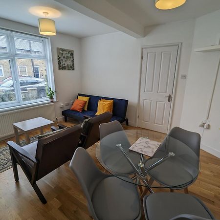 Fantastic 3-Bedroom House In London Morden  外观 照片