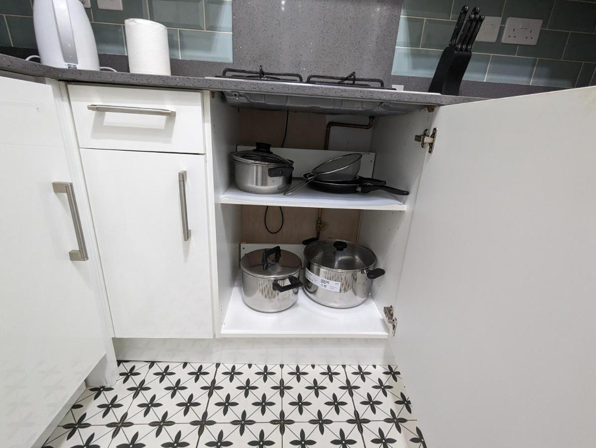 Fantastic 3-Bedroom House In London Morden  外观 照片
