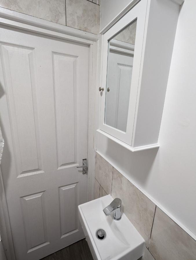 Fantastic 3-Bedroom House In London Morden  外观 照片