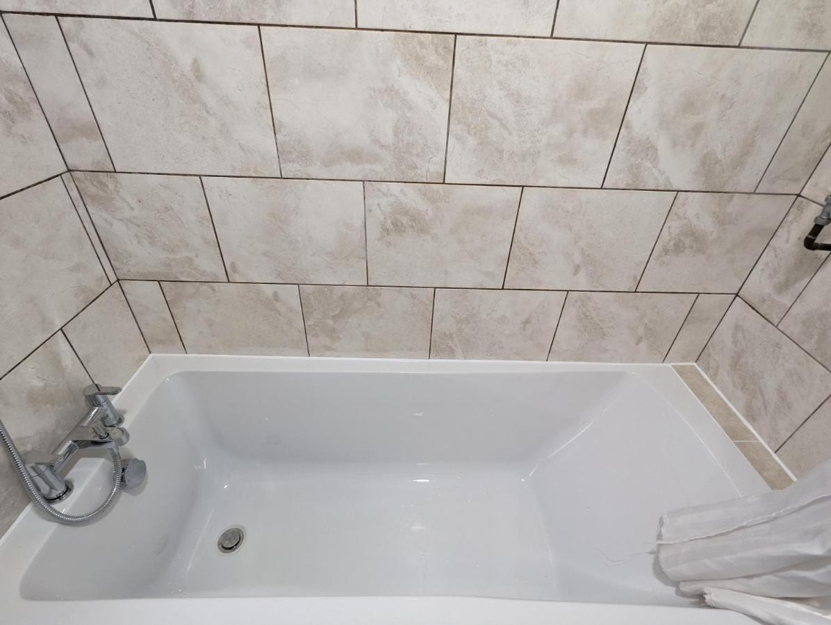 Fantastic 3-Bedroom House In London Morden  外观 照片