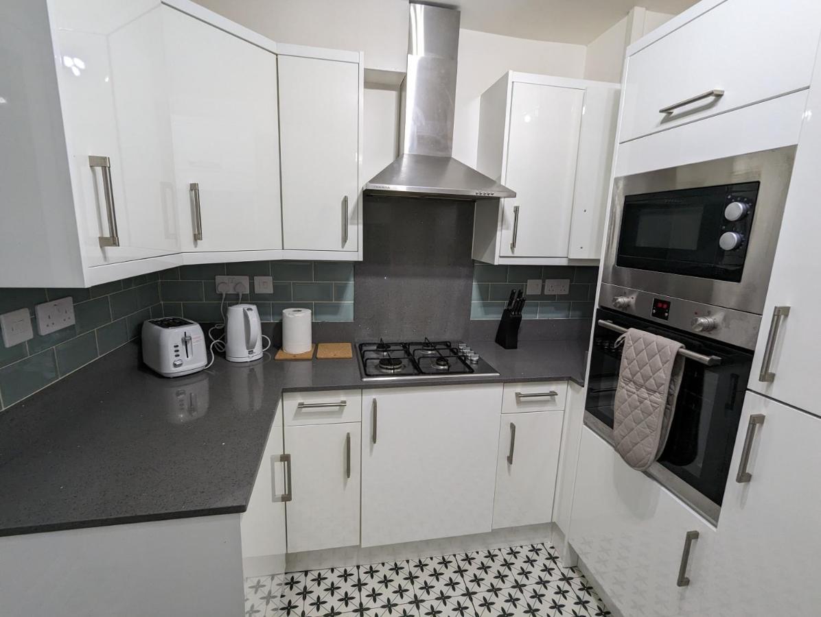 Fantastic 3-Bedroom House In London Morden  外观 照片
