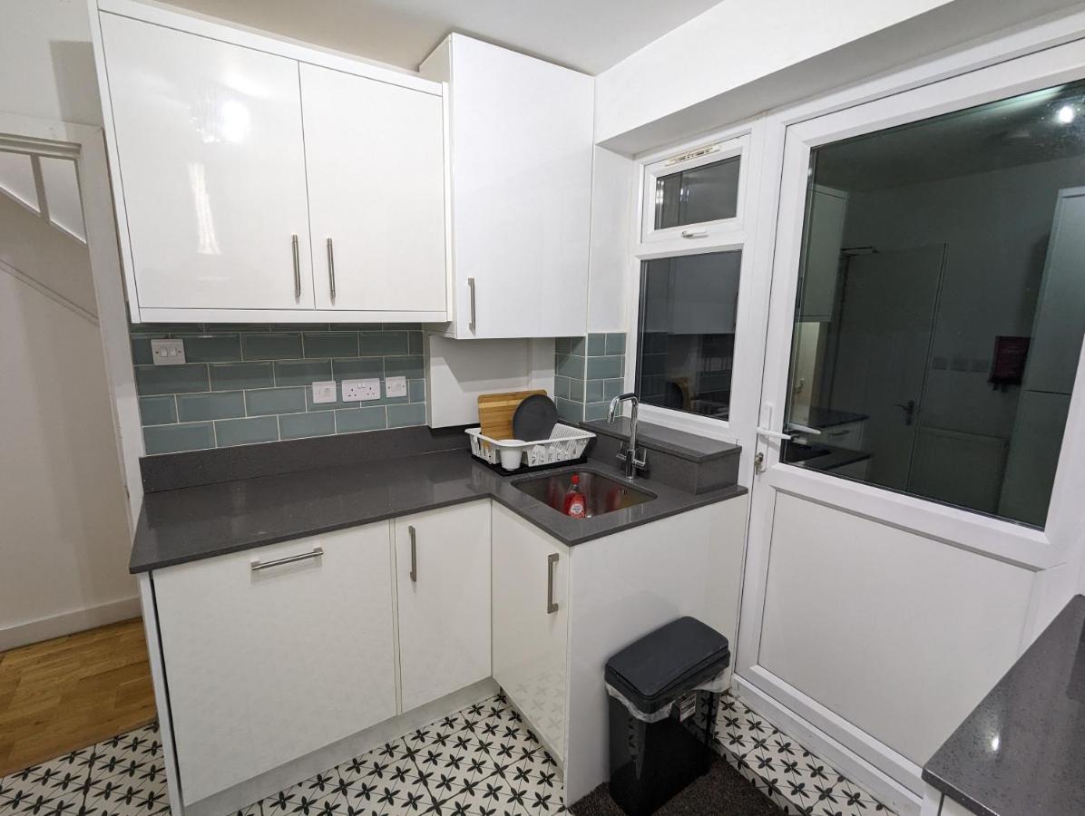 Fantastic 3-Bedroom House In London Morden  外观 照片