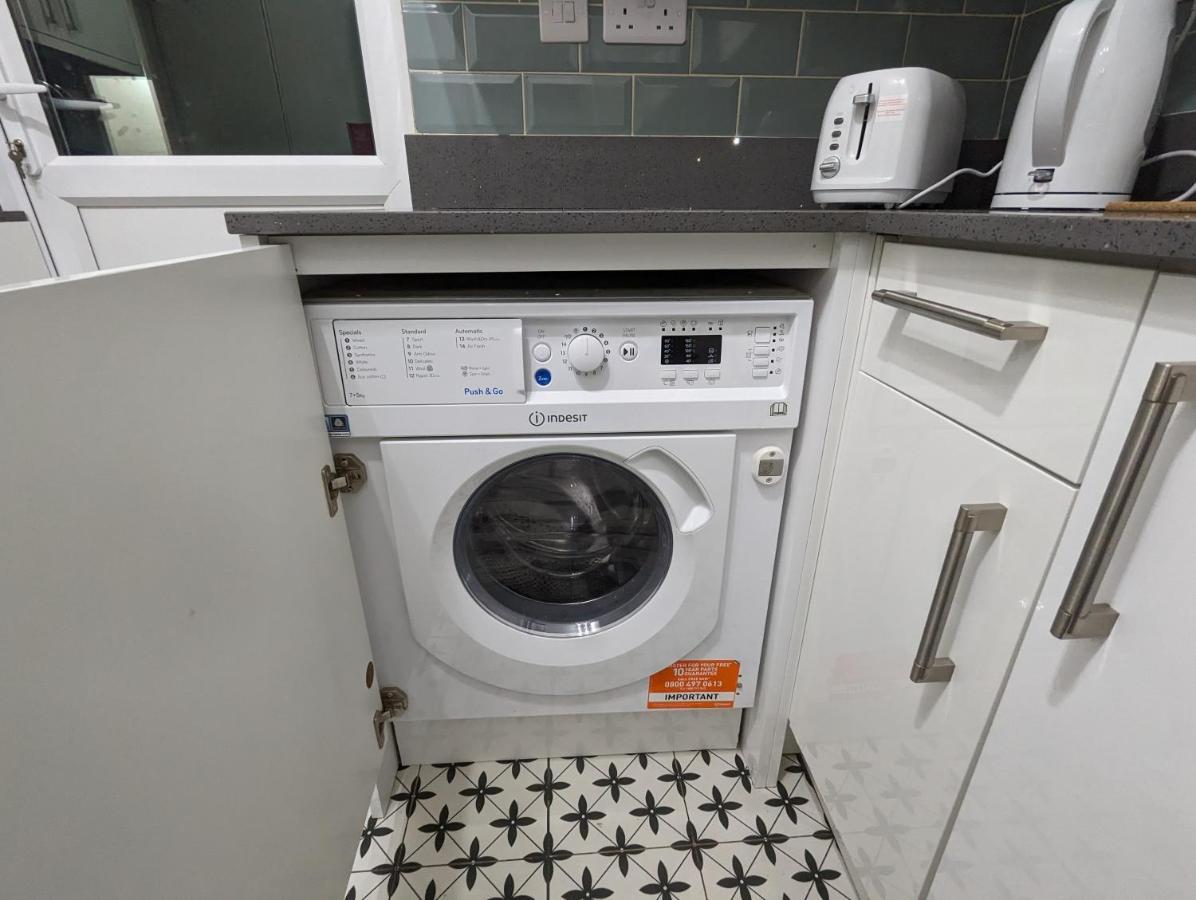 Fantastic 3-Bedroom House In London Morden  外观 照片
