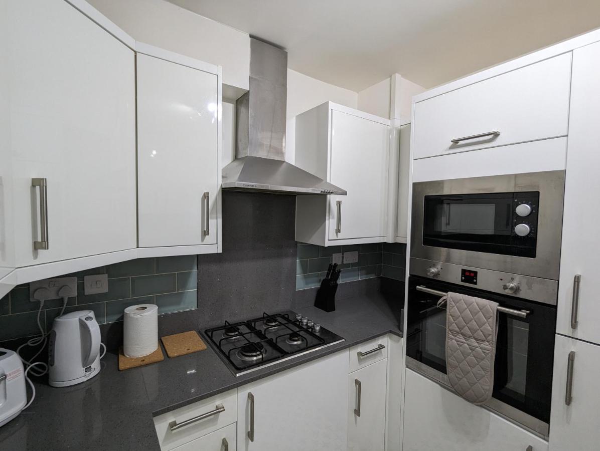 Fantastic 3-Bedroom House In London Morden  外观 照片