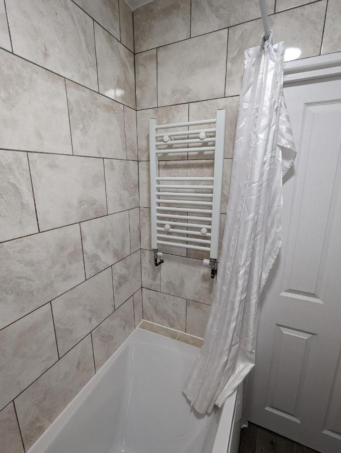 Fantastic 3-Bedroom House In London Morden  外观 照片