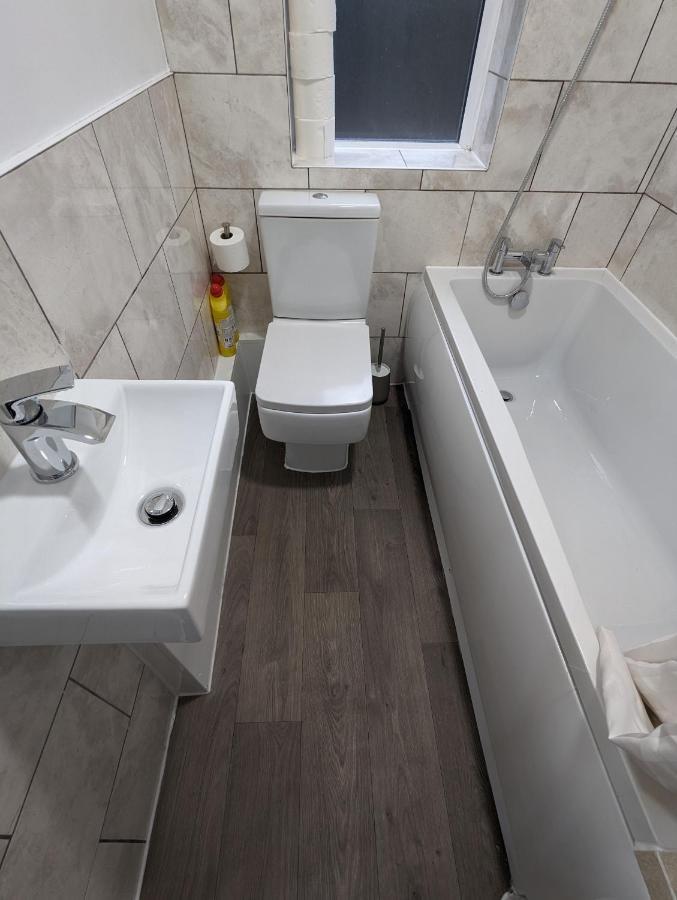 Fantastic 3-Bedroom House In London Morden  外观 照片