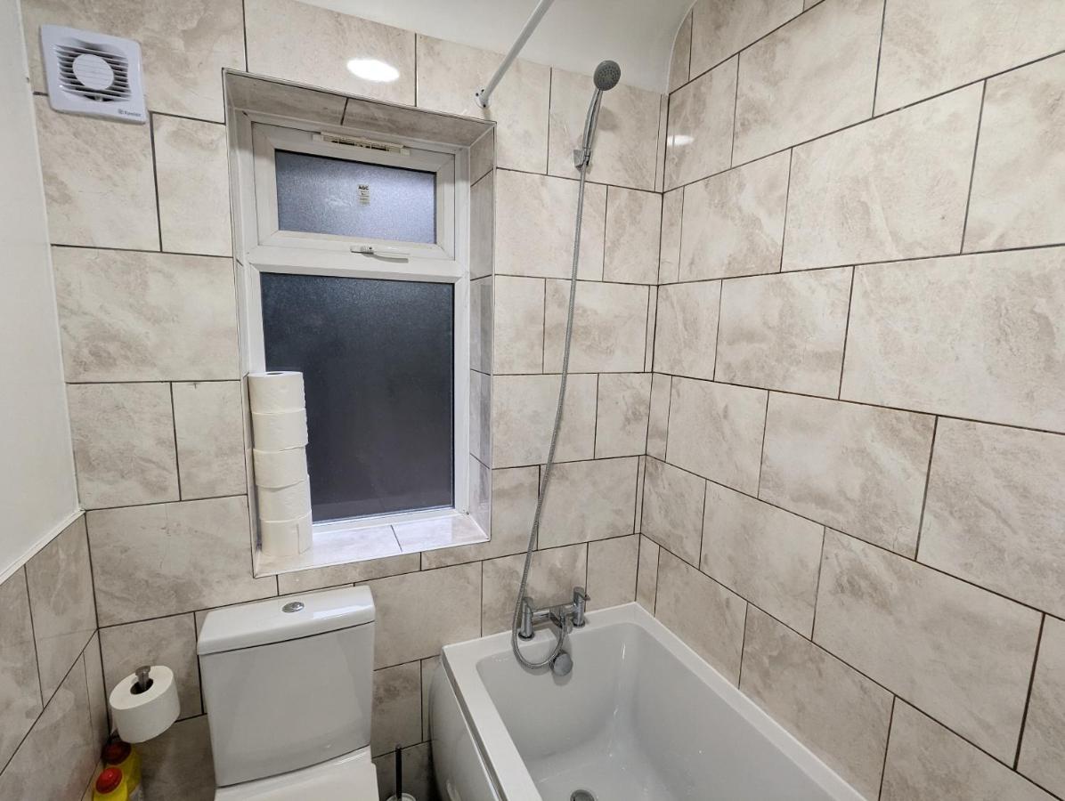 Fantastic 3-Bedroom House In London Morden  外观 照片