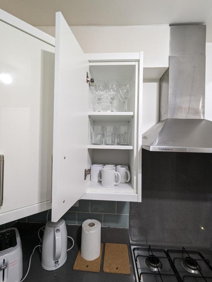 Fantastic 3-Bedroom House In London Morden  外观 照片
