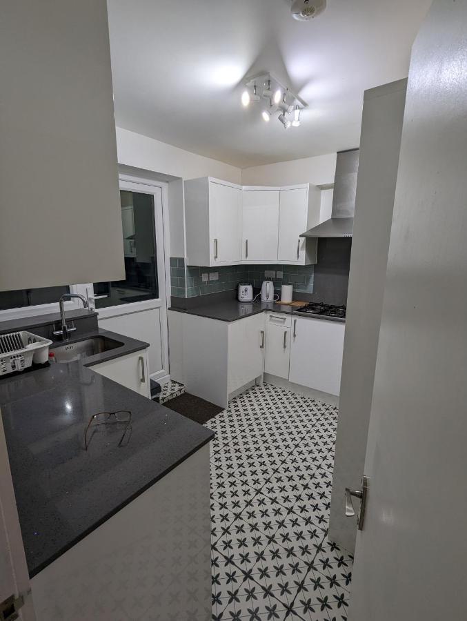Fantastic 3-Bedroom House In London Morden  外观 照片