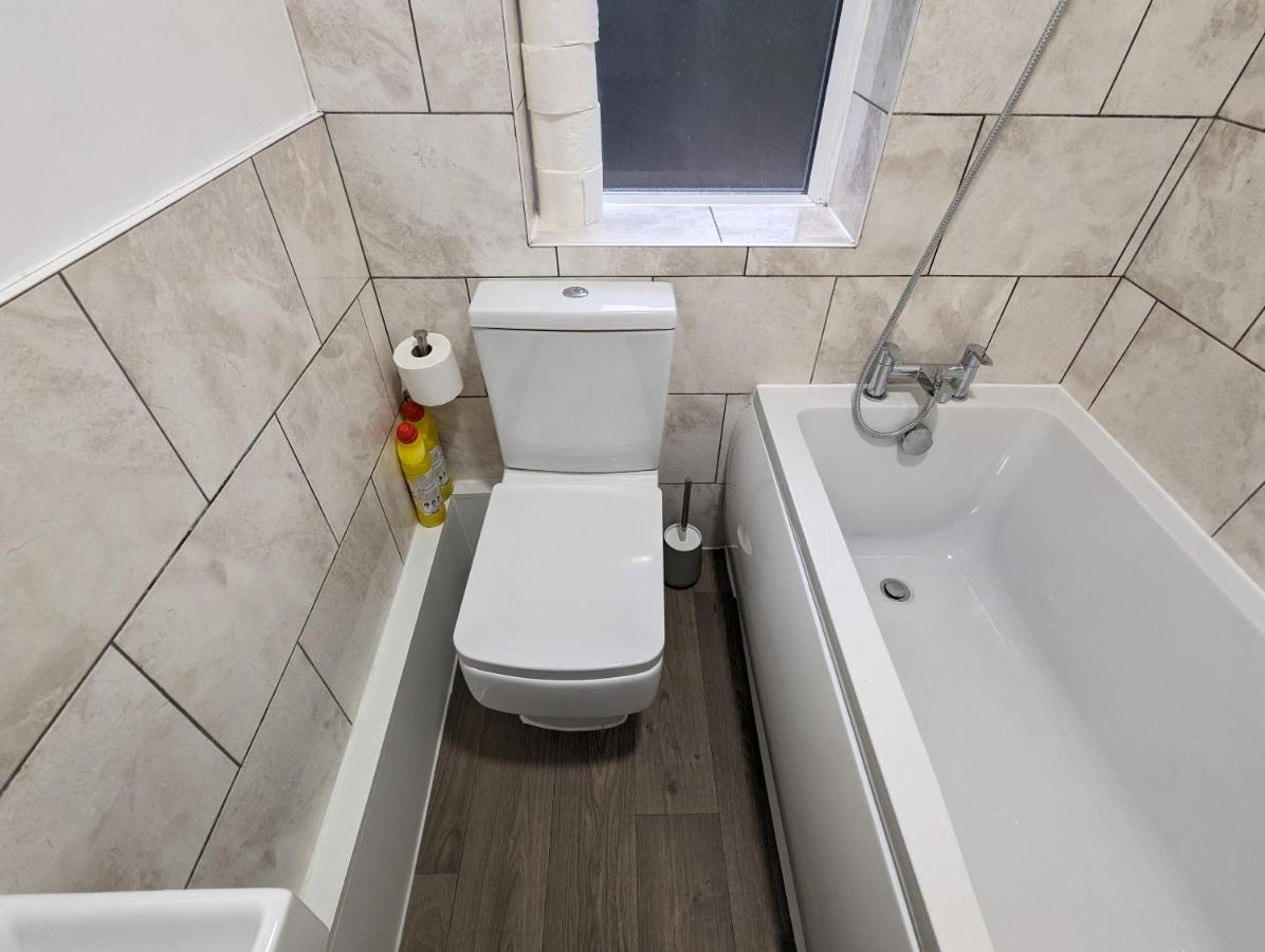 Fantastic 3-Bedroom House In London Morden  外观 照片