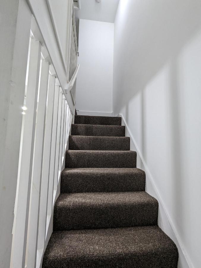 Fantastic 3-Bedroom House In London Morden  外观 照片