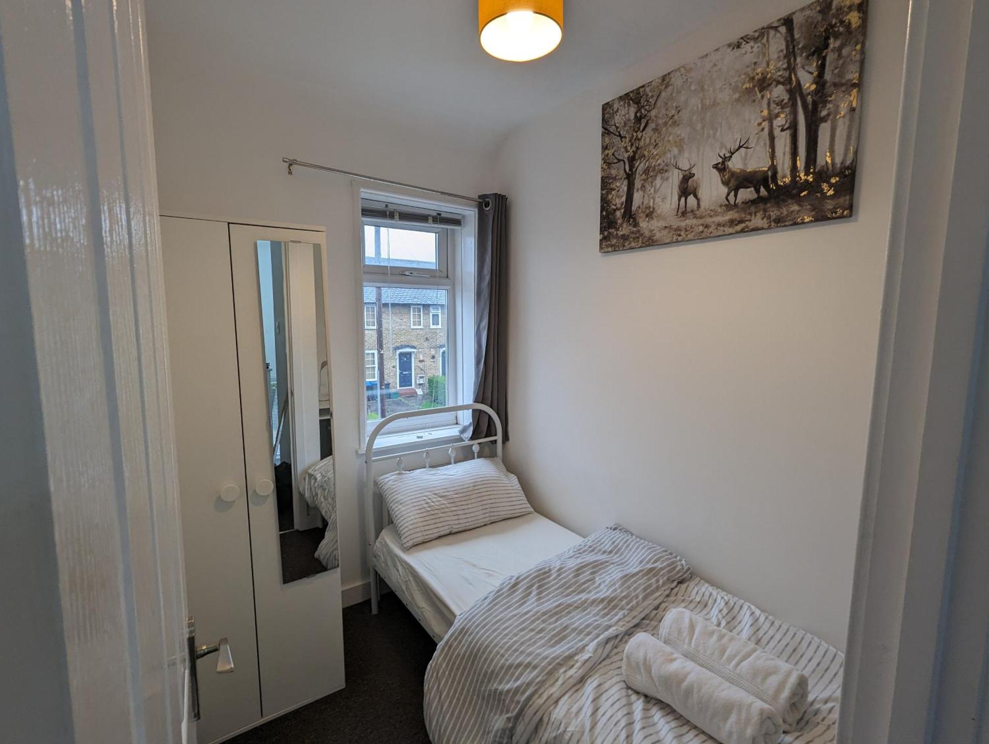 Fantastic 3-Bedroom House In London Morden  外观 照片