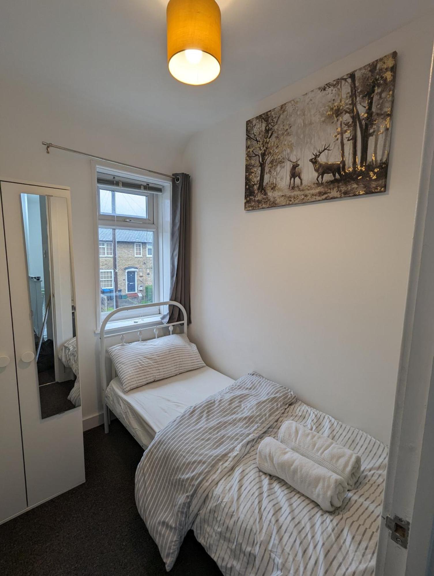 Fantastic 3-Bedroom House In London Morden  外观 照片